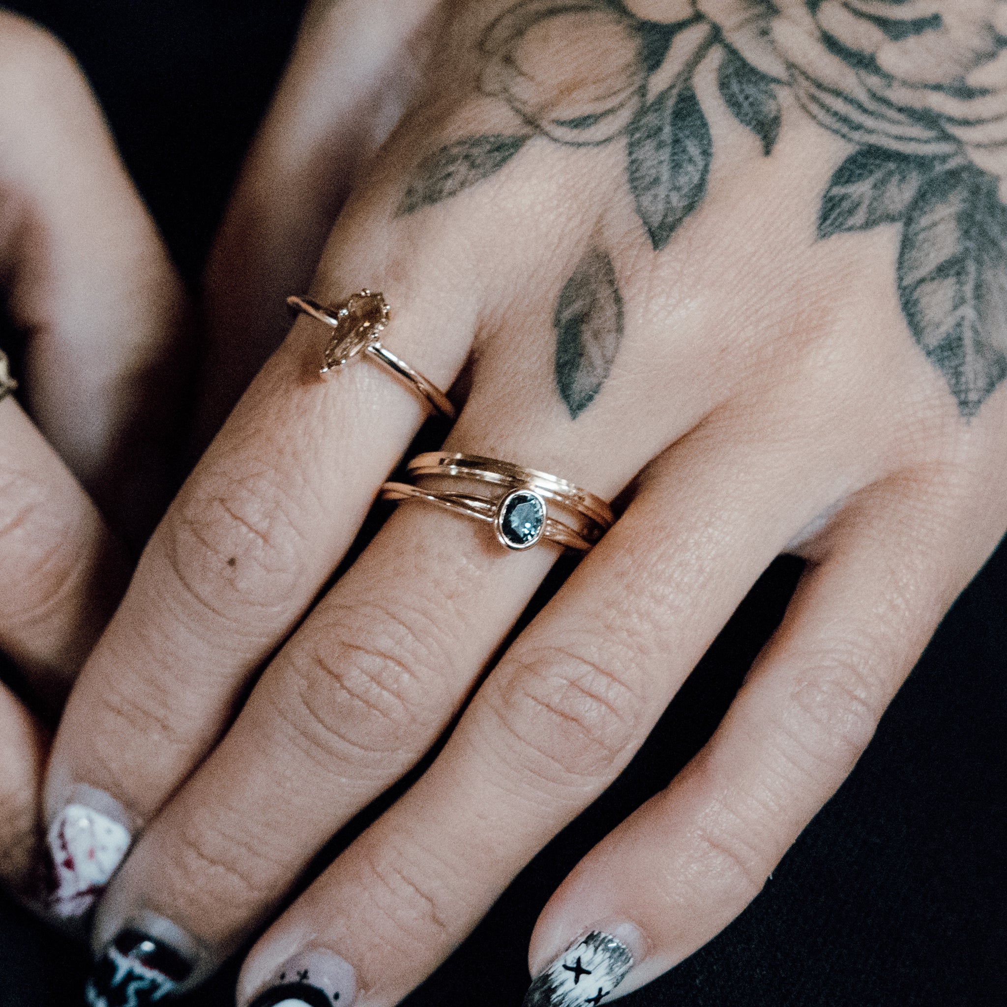 yellow gold blue sapphire ring